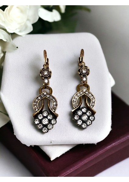 Zirkon Taşlı Papatya Figürlü Küpe