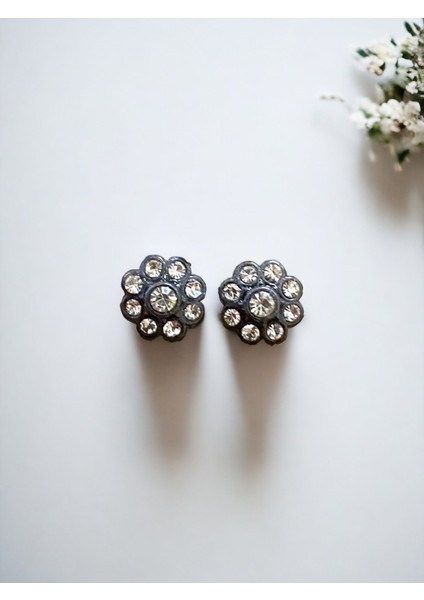 Zirkon Taşlı Küçük Papatya Figür Küpe fiyatları