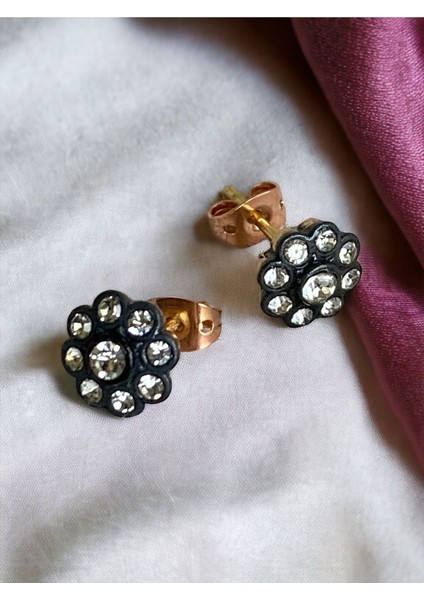 Zirkon Taşlı Küçük Papatya Figür Küpe modelleri