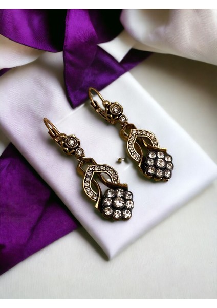 Zirkon Taşlı Papatya Figürlü Küpe modelleri