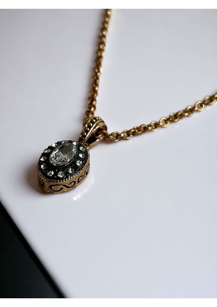 Zirkon Taşlı Oval Kesim Kolye