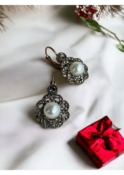 Kristal Taşlı Çiçek Figür İnci Küpe