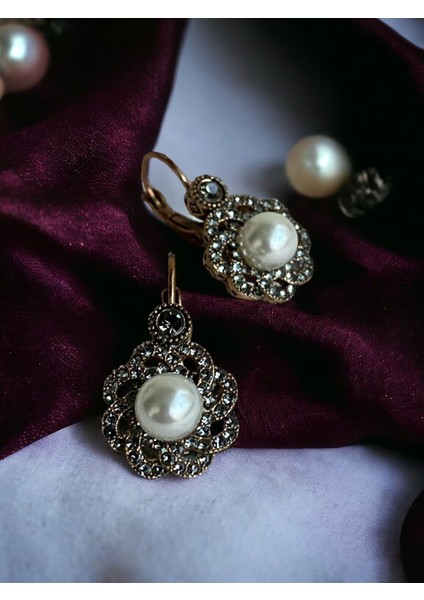 Kristal Taşlı Çiçek Figür İnci Küpe fırsatları