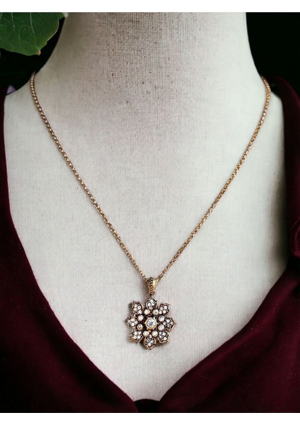 Kristal Taşlı Kar Tanesi Kolye modelleri