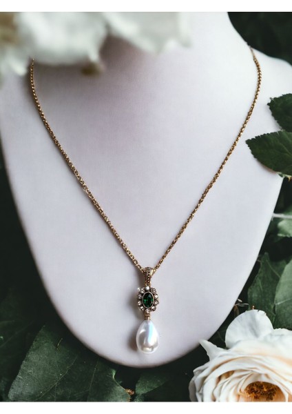 Oval Kristal Taşlı Mayorka İnci Kolye