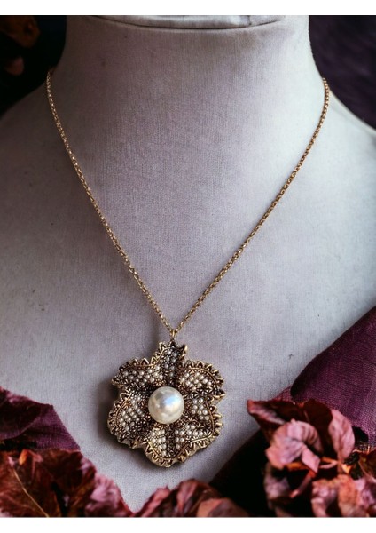 Beyaz Kristal Taşlı Çiçek Figür Kolye