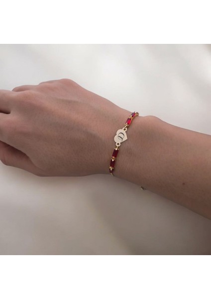 Zarif Kalp Figürlü Kırmızı Taş Det Aylı ve 14 Ayar Altın Plakalı Harfe Özel Bileklik fiyatları