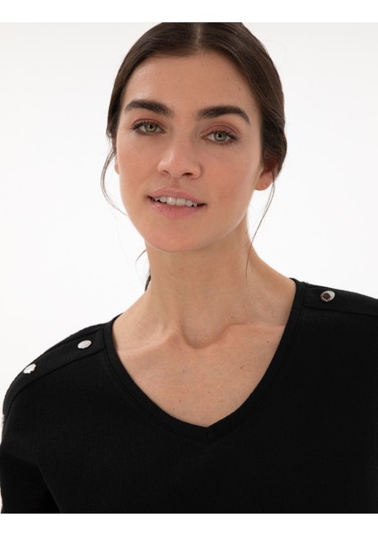 Kadın Siyah Regular Fit Tişört 50301452-VR046