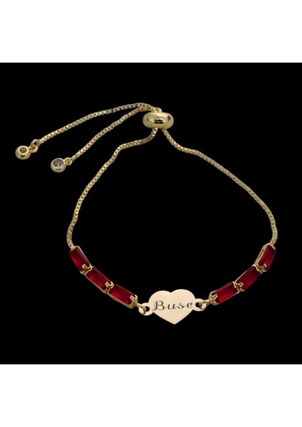 Özel Kalp Motifli Kırmızı Taş Desenli ve 14 Ayar Altın Plakalı İsimler Bilekliği