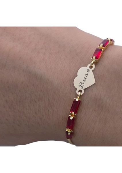 Özel Kalp Motifli Kırmızı Taş Desenli ve 14 Ayar Altın Plakalı İsimler Bilekliği fiyatları