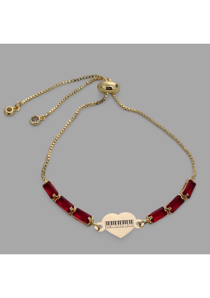 Şahane Kalp Figürlü Kırmızı Taş Desenli 14 Ayar Altın Plakasıyla Özel Semboller Bilekliği