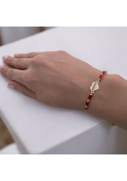 Şahane Kalp Figürlü Kırmızı Taş Desenli 14 Ayar Altın Plakasıyla Özel Semboller Bilekliği fiyatları