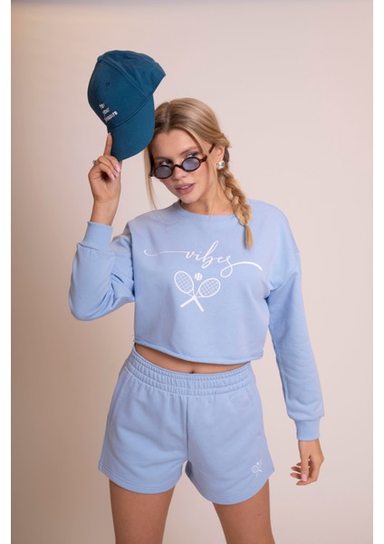 Delicate Kadın Mavi Oversize Crop Sweatshirt - "vibes" Tenis Raketi Baskılı, Spor & Günlük Şık Stil