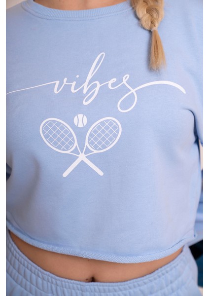 Delicate Kadın Mavi Oversize Crop Sweatshirt - "vibes" Tenis Raketi Baskılı, Spor & Günlük Şık Stil fiyatları