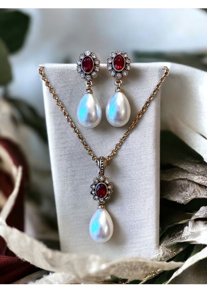 Yakut Kırmızı Oval Kristal Taşlı Mayorka İnci Kolye ve Mayorka İnci Küpe Seti