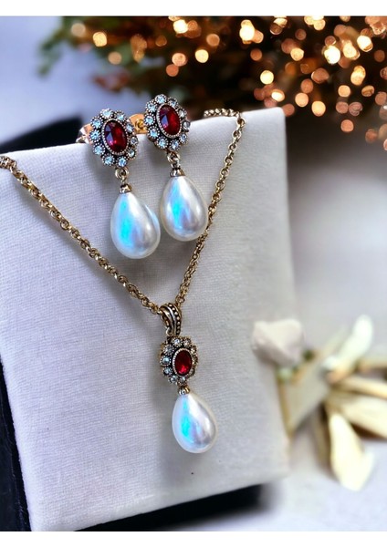 Yakut Kırmızı Oval Kristal Taşlı Mayorka İnci Kolye ve Mayorka İnci Küpe Seti fiyatları