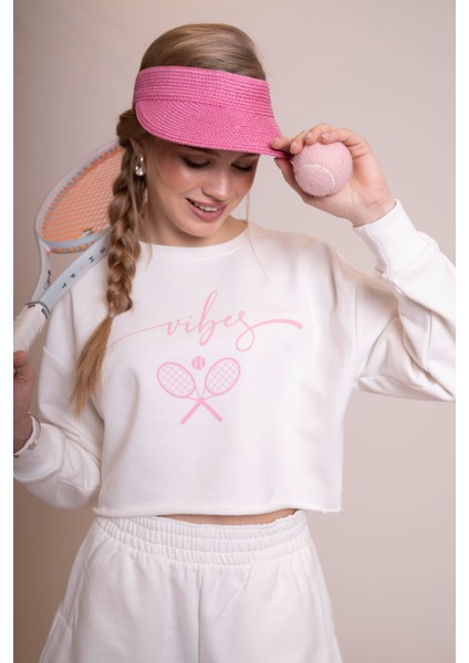 Delicate Kadın Ekru Oversize Crop Sweatshirt - "vibes" Tenis Raketi Baskılı, Spor & Günlük Şık Stil