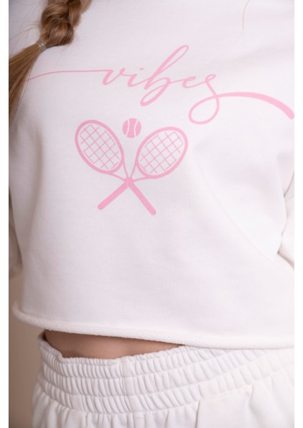 Delicate Kadın Ekru Oversize Crop Sweatshirt - "vibes" Tenis Raketi Baskılı, Spor & Günlük Şık Stil