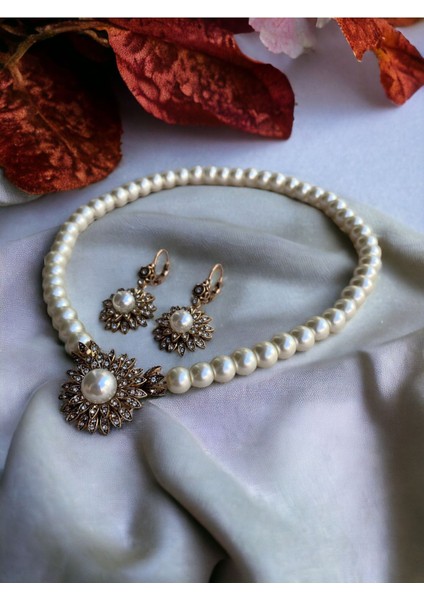 Beyaz Kristal Taşlı Çiçek Figür İnci Kolye ve Sallantılı Küpe Seti