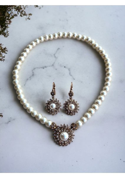 Beyaz Kristal Taşlı Çiçek Figür İnci Kolye ve Sallantılı Küpe Seti fiyatları