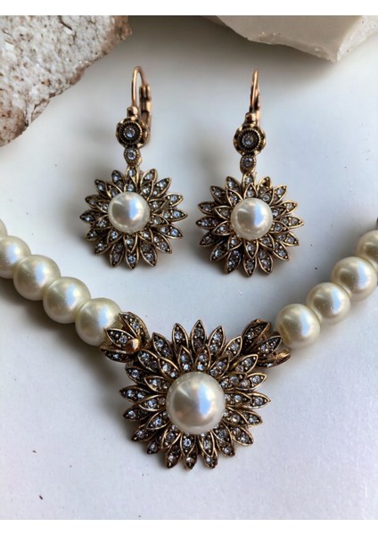 Beyaz Kristal Taşlı Çiçek Figür İnci Kolye ve Sallantılı Küpe Seti modelleri