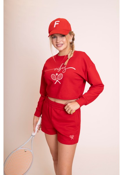 Delicate Kadın Kırmızı Oversize Crop Sweatshirt - "vibes" Tenis Raketi Baskılı, Spor & Günlük Şık Stil