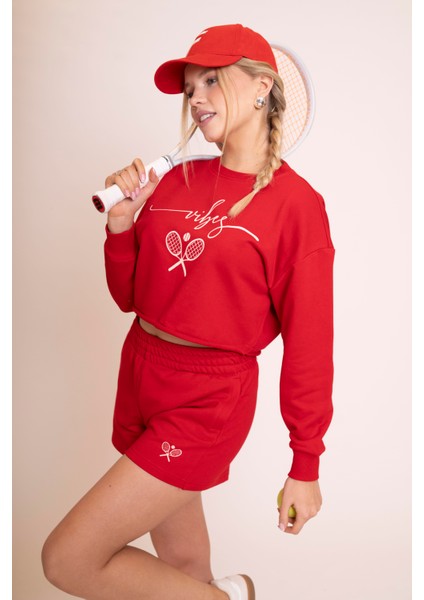 Delicate Kadın Kırmızı Oversize Crop Sweatshirt - "vibes" Tenis Raketi Baskılı, Spor & Günlük Şık Stil modelleri
