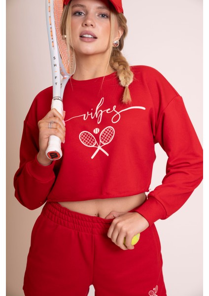 Delicate Kadın Kırmızı Oversize Crop Sweatshirt - "vibes" Tenis Raketi Baskılı, Spor & Günlük Şık Stil fırsatları