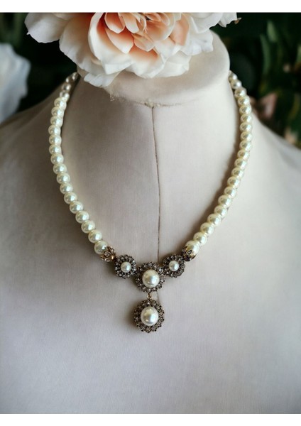 Beyaz Kristal Taşlı Papatya Figür İnci Kolye