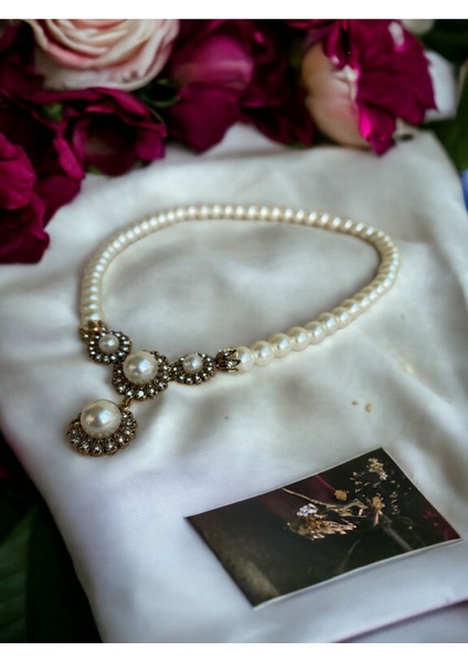 Beyaz Kristal Taşlı Papatya Figür İnci Kolye fiyatları