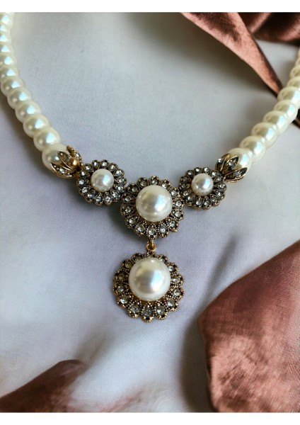 Beyaz Kristal Taşlı Papatya Figür İnci Kolye modelleri