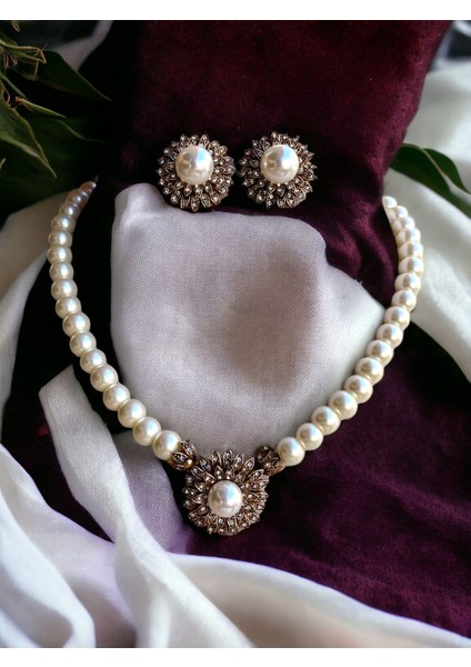 Beyaz Kristal Taşlı Çiçek Figür İnci Kolye ve Küpe Seti