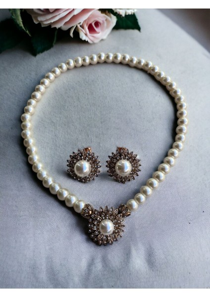 Beyaz Kristal Taşlı Çiçek Figür İnci Kolye ve Küpe Seti modelleri