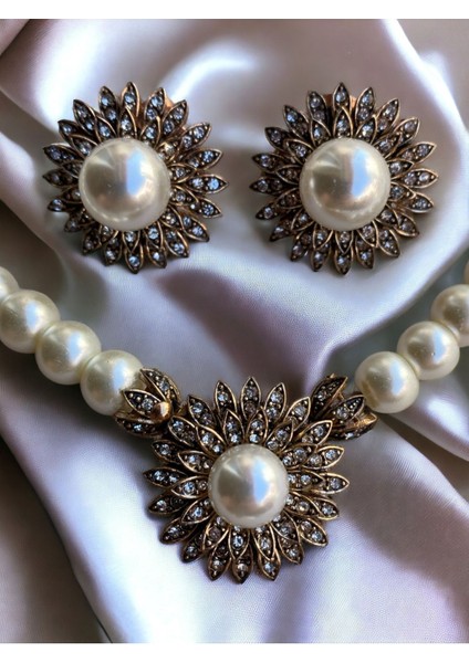 Beyaz Kristal Taşlı Çiçek Figür İnci Kolye ve Küpe Seti fırsatları