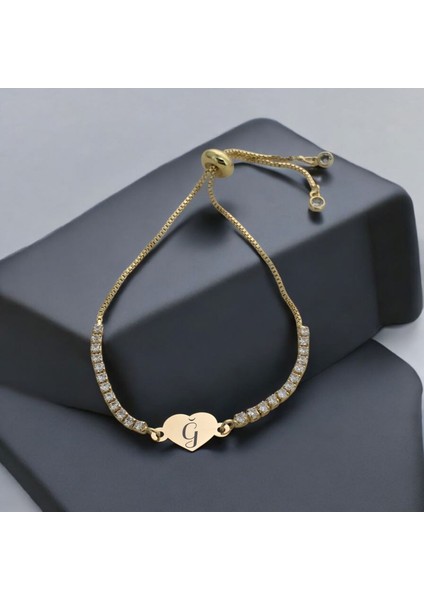Zarafetin ve Şıklığın Buluştuğu 14 Ayar Altın Plakalı, Kalp Motifli Beyaz Taşlı Harf Bilekliği