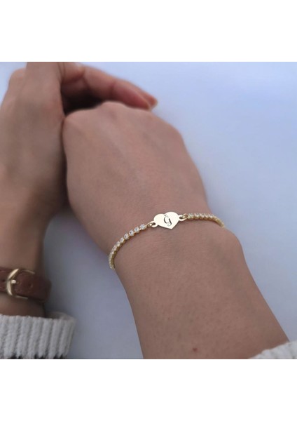 Zarafetin ve Şıklığın Buluştuğu 14 Ayar Altın Plakalı, Kalp Motifli Beyaz Taşlı Harf Bilekliği fiyatları