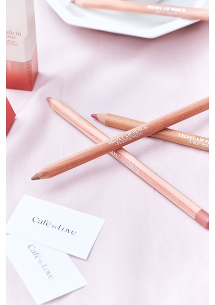 Kremsi Formüle Sahip Dudak Kalemi ve Kalemtıraş Seti CLIO Velvet Lip Pencil Set 01 Rosy Pink