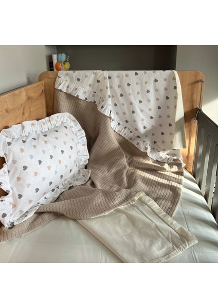 Bebek %100 Pamuk Çift Taraflı Pike ve Poplin Fırfırlı Nevresim Takımı _Pike Hasır Bej/Poplin Kalp desen_100*150