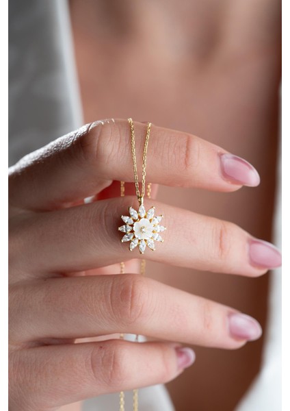 925 Ayar Gümüş Gold Kaplama Mekik Taşlı Manolya Çiçeği Kolye