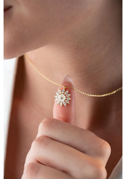 925 Ayar Gümüş Gold Kaplama Mekik Taşlı Manolya Çiçeği Kolye modelleri