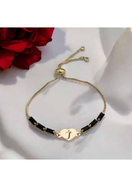 Kalp Motifli ve Parlak Siyah Taşlı 14 Ayar Altın Plakalı Harfe Özel Bileklik