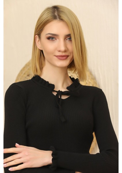 Kadın Siyah Yakası Bağcıklı ve Kol Ucu Fırfırlı Triko Kazak modelleri