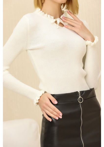 Kadın Ekru Yakası Bağcıklı ve Kol Ucu Fırfırlı Triko Kazak