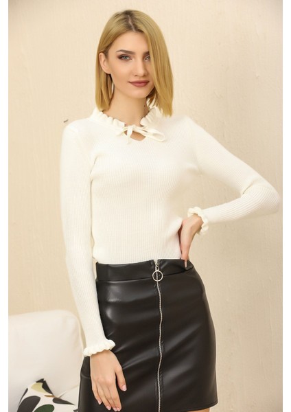 Kadın Ekru Yakası Bağcıklı ve Kol Ucu Fırfırlı Triko Kazak fiyatları