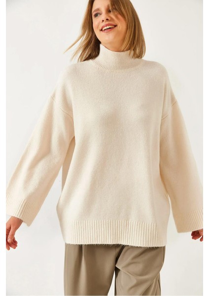 Kadın Krem Yarım Balıkçı Yaka Geniş Kollu Uzun Triko Kazak