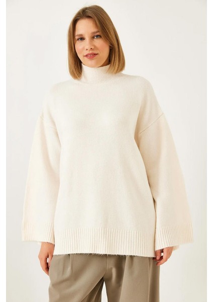 Kadın Krem Yarım Balıkçı Yaka Geniş Kollu Uzun Triko Kazak modelleri