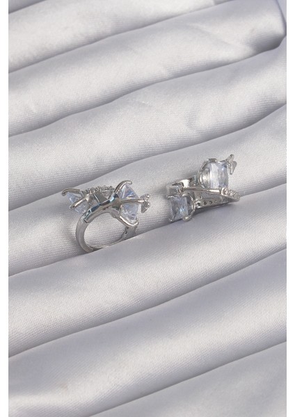 Pirinç Gümüş Renk İri Zirkon Taşlı Kıvrımlı Minimal Kelebekli Halka Küpe fiyatları