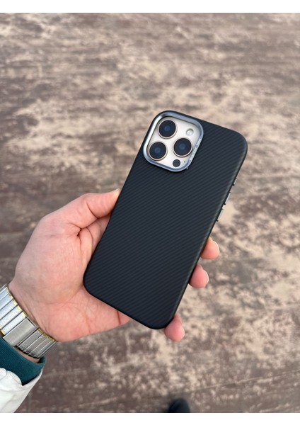 Apple iPhone 16 Siyah Karbonfiber Kamera Standlı Telefon Kılıfı