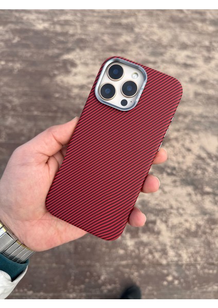 Apple iPhone 16 Pro Kırmızı Karbonfiber Kamera Standlı Telefon Kılıfı