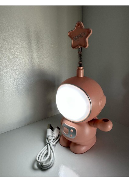 Astronot Şekilli Sevimli Masa Lambası ve Kalemtraş - Eğlenceli ve Şık Aydınlatma Çözümü